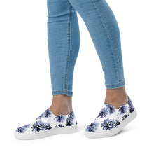 Load image into Gallery viewer, Blue Daisy Women’s slip-on canvas shoes
